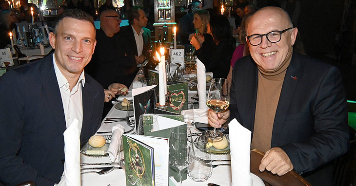 Teatro Premiere am 06.11.2025: Gleich startet die Show: Jürgen Kirner (BR-Publikumserfolg "Brettl-Spitzn") mit Ehemann Joe Häglsperger (li.) (©Foto: Ingrid Grossmann, grossmann-foto@web.de) 